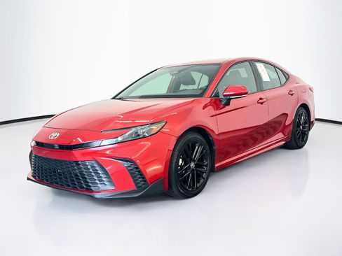 Used 2025 Toyota Camry SE FWD image 3