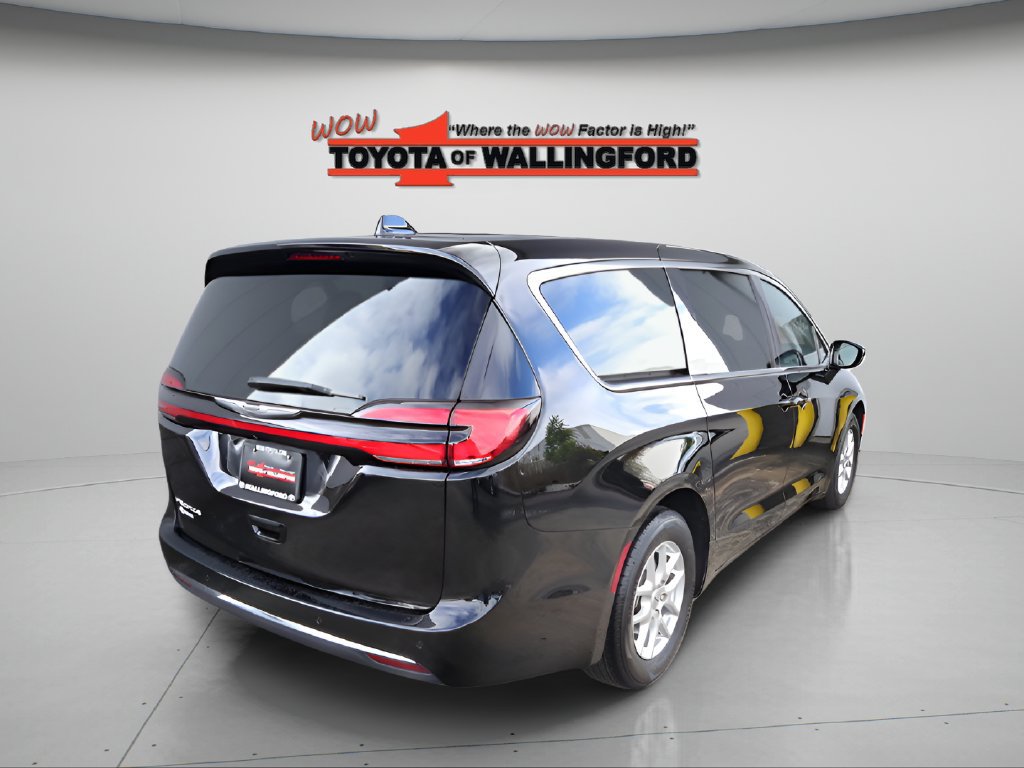 Used 2025 Chrysler Pacifica Select FWD image 13
