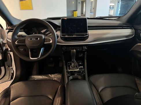 Used 2025 Jeep Compass Limited image 33