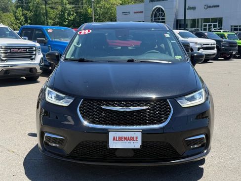 Used 2024 Chrysler Pacifica Touring-L FWD image 10