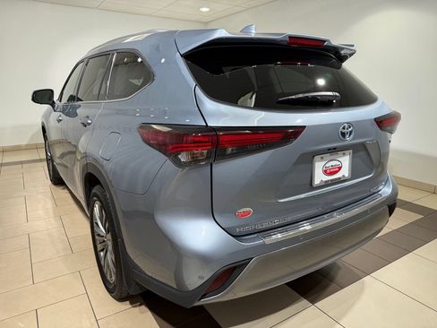 Certified 2024 Toyota Highlander Platinum AWD/4WD image 3