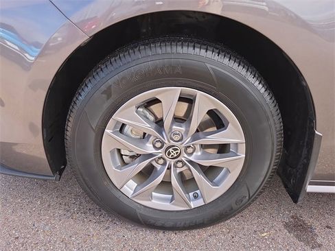 Used 2024 Toyota Sienna XLE image 9