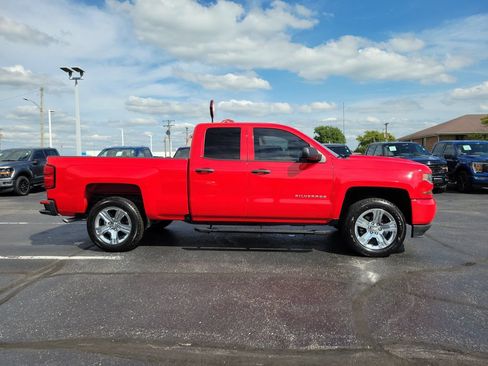 Used 2018 Chevrolet Silverado 1500 Custom w/ Custom Convenience Package RWD image 3