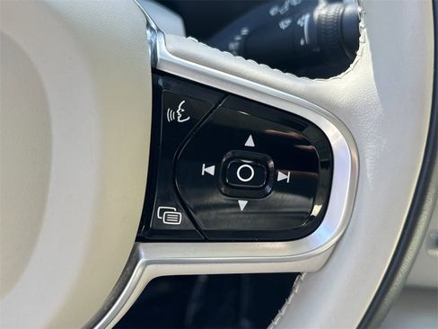Used 2021 Volvo XC90 T5 Momentum w/ Protection Package Premier image 17