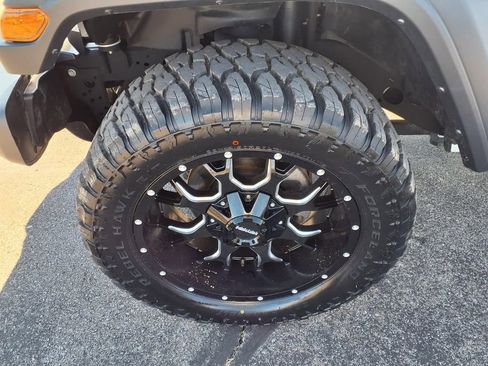 Used 2025 Jeep Gladiator Sport image 25