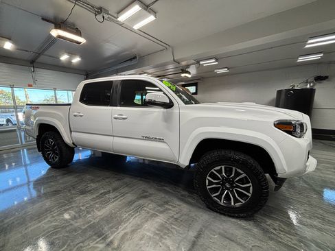 Used 2022 Toyota Tacoma TRD Sport w/ Technology Package image 17