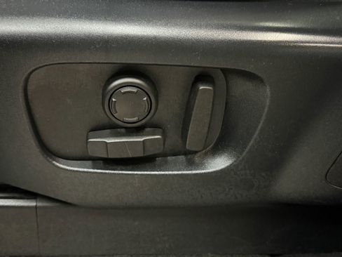 Used 2019 Land Rover Discovery SE image 25