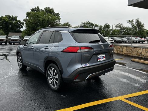 Used 2025 Toyota Corolla Cross XLE FWD image 5