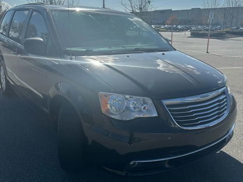Used 2014 Chrysler Town & Country Touring image 3
