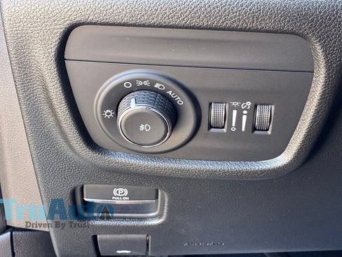 Used 2025 Jeep Grand Cherokee Limited AWD/4WD image 38