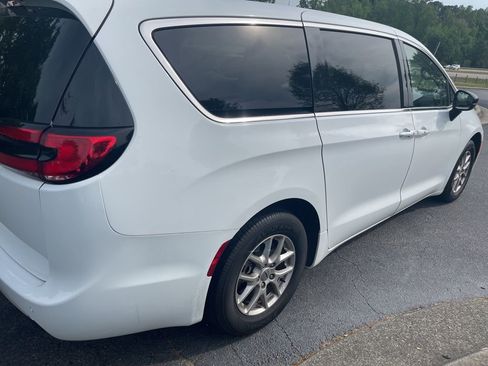 Used 2024 Chrysler Pacifica Touring-L image 5