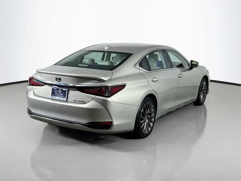 Used 2024 Lexus ES 300h Ultra Luxury w/ Accessory Package (Z2) FWD image 5