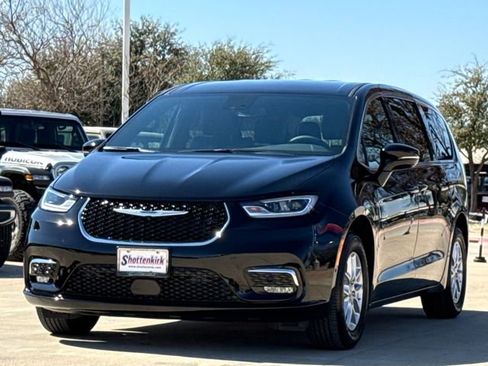 New 2026 Chrysler Pacifica Select image 3