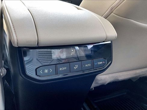 Used 2024 Toyota Highlander XLE image 10