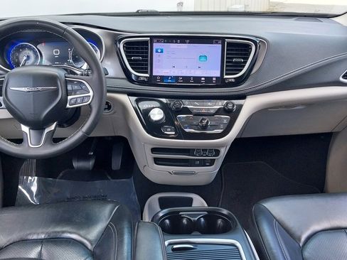 Used 2022 Chrysler Pacifica Touring-L image 12