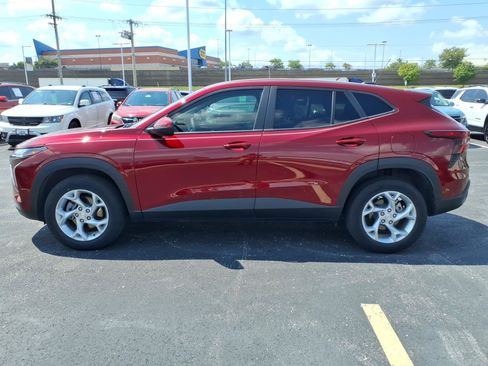 Used 2025 Chevrolet Trax LS w/ LS Convenience Package FWD image 3
