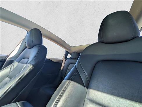 Used 2022 Tesla Model Y Long Range image 15