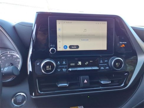 Used 2023 Toyota Highlander XLE image 22