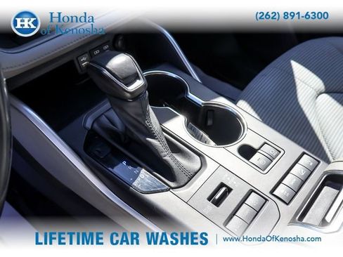Used 2022 Toyota Highlander LE AWD/4WD image 17