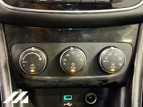 Used 2013 Chrysler 200 Limited image 15