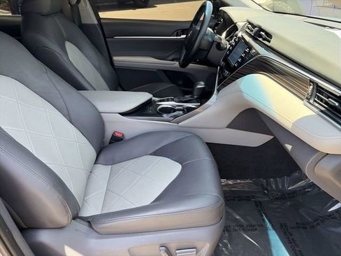 Used 2018 Toyota Camry XLE FWD image 12