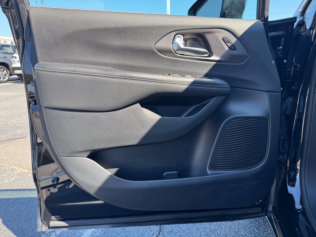 Used 2025 Chrysler Pacifica Select FWD image 14