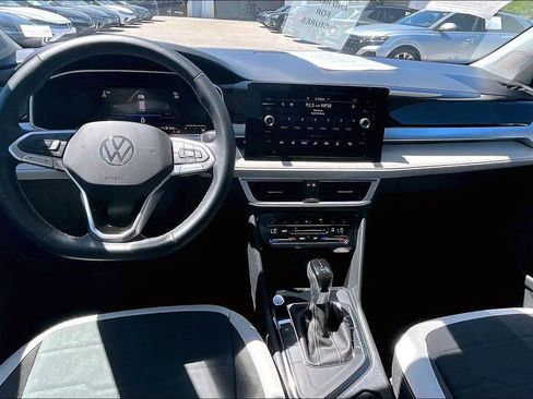 Certified 2025 Volkswagen Taos SE w/ Panoramic Sunroof Package image 3