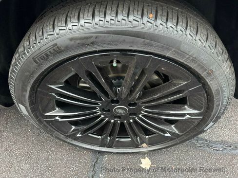 Used 2025 Land Rover Range Rover Long Wheelbase Autobiography image 9