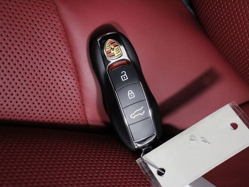 New 2026 Porsche Macan image 23