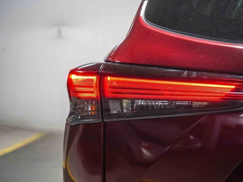 Certified 2020 Toyota Highlander XLE image 11