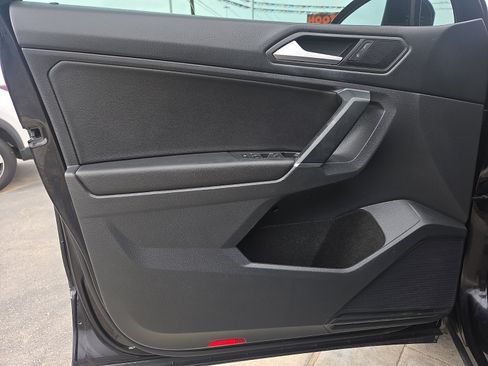 Used 2020 Volkswagen Tiguan SE w/ Panoramic Sunroof Package FWD image 8