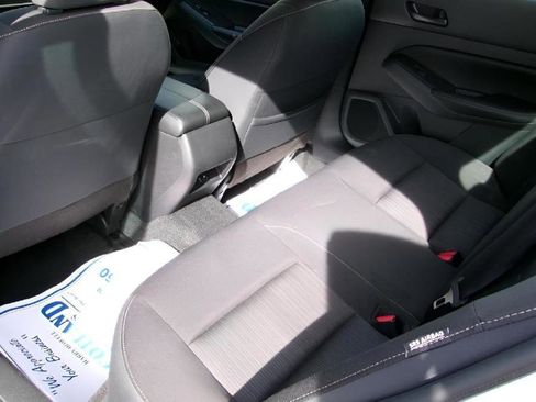 Used 2024 Nissan Altima 2.5 SV FWD image 9