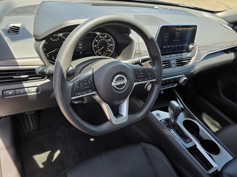 Used 2024 Nissan Altima 2.5 SV FWD image 11