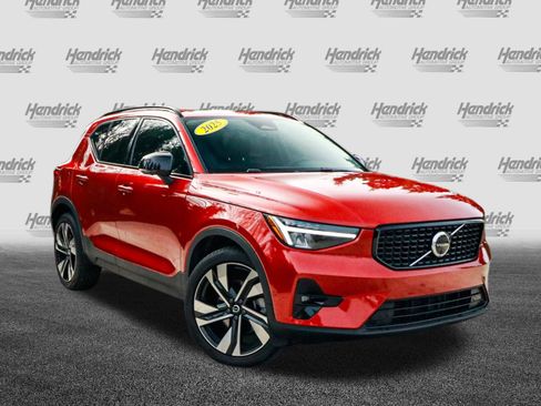 Used 2025 Volvo XC40 B5 Plus image 2