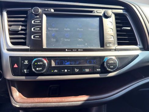 Used 2018 Toyota Highlander XLE AWD/4WD image 18