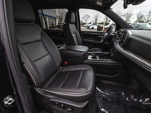 Used 2025 Chevrolet Suburban Premier image 31