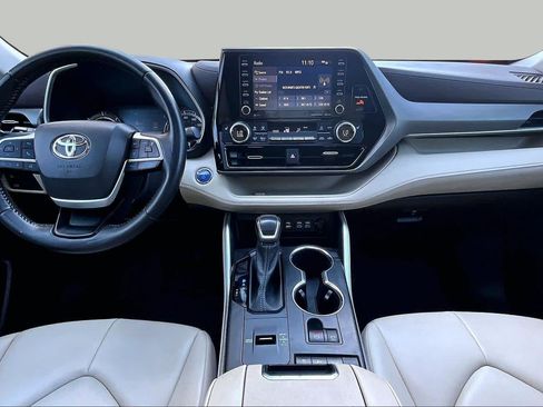 Used 2022 Toyota Highlander XLE AWD/4WD image 15