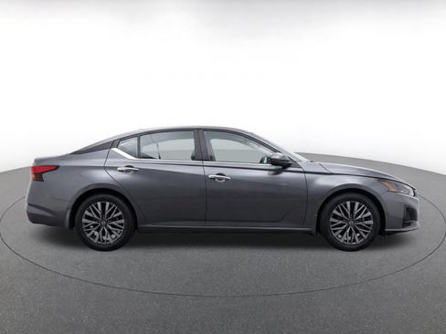 Used 2025 Nissan Altima 2.5 SV FWD image 10