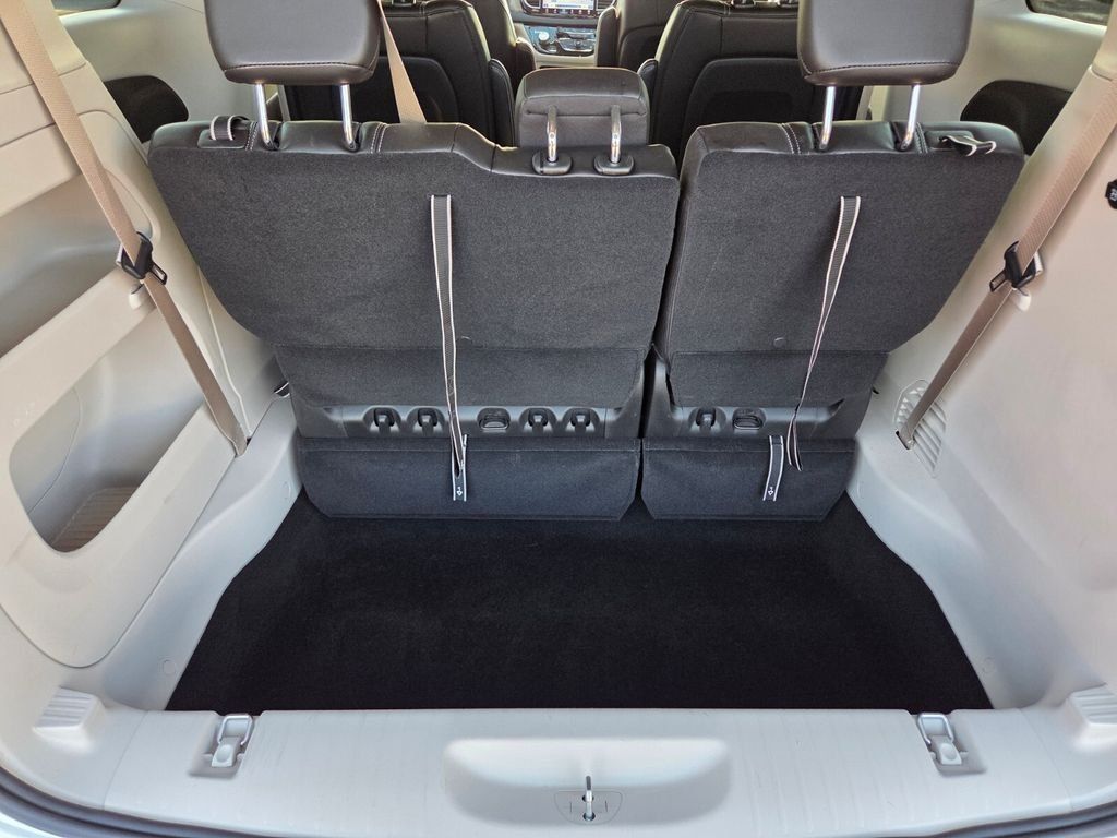 Used 2024 Chrysler Pacifica Touring-L FWD image 17