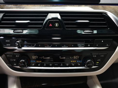 Used 2018 BMW M550i xDrive image 43