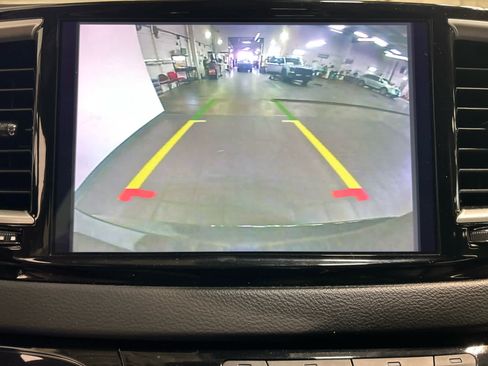 Used 2023 Chrysler Pacifica Touring-L FWD image 5