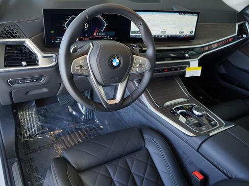 New 2026 BMW X7 xDrive40i w/ Premium Package image 13