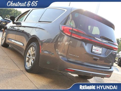 Used 2023 Chrysler Pacifica Touring-L AWD/4WD image 4