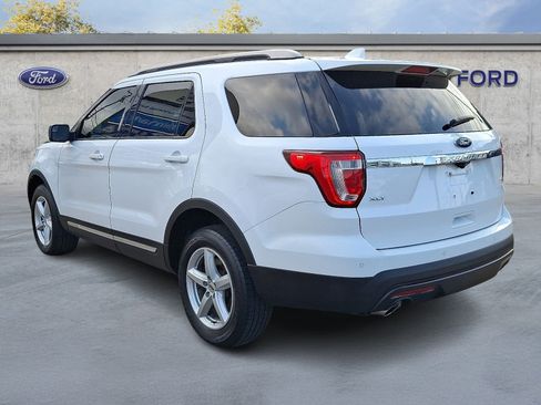 Used 2017 Ford Explorer XLT w/ Equipment Group 202A AWD/4WD image 4