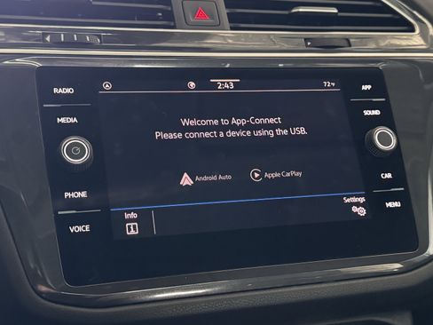 Used 2024 Volkswagen Tiguan SE w/ Panoramic Sunroof Package image 24