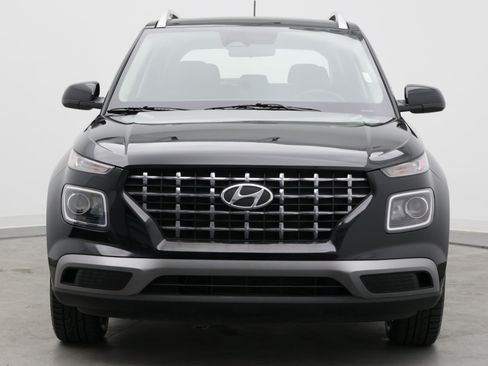 Used 2024 Hyundai Venue SEL FWD image 2