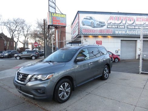 Used 2017 Nissan Pathfinder S image 2
