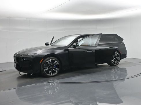 Used 2023 BMW 740i w/ Parking Assistance Package RWD image 5