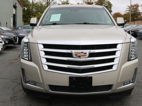 Used 2015 Cadillac Escalade Luxury image 2
