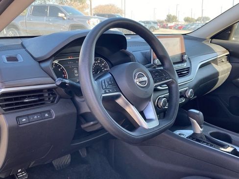 Used 2025 Nissan Altima 2.5 SV image 9